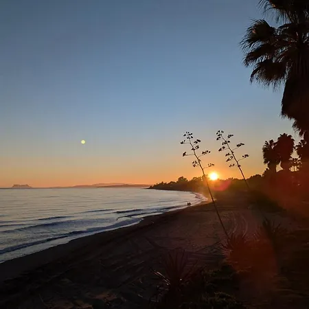 Tranquil Beachfront Mar Azul Apartment Estepona